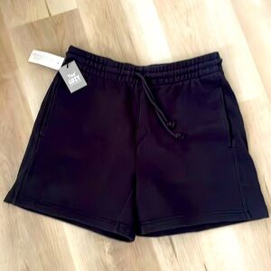 aritzia black fleece shorts TNa size medium with two pockets NWT